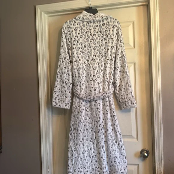 White 🐆 Robe - Picture 6 of 6